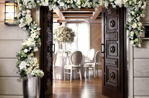 Maple Room can be used just as spectacularly for an intimate wedding ceremony as it can for a private screening or business meeting. Floor-to-ceiling windows flood the room with natural daylight and the maple panelling and glittering, mirrored ceiling add beautifully to a sense of occasion.